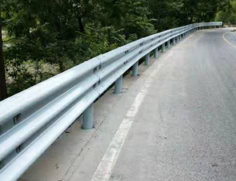 三波波形護欄